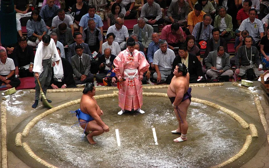 A bout on the dohyō at Ryogoku Kokugikan