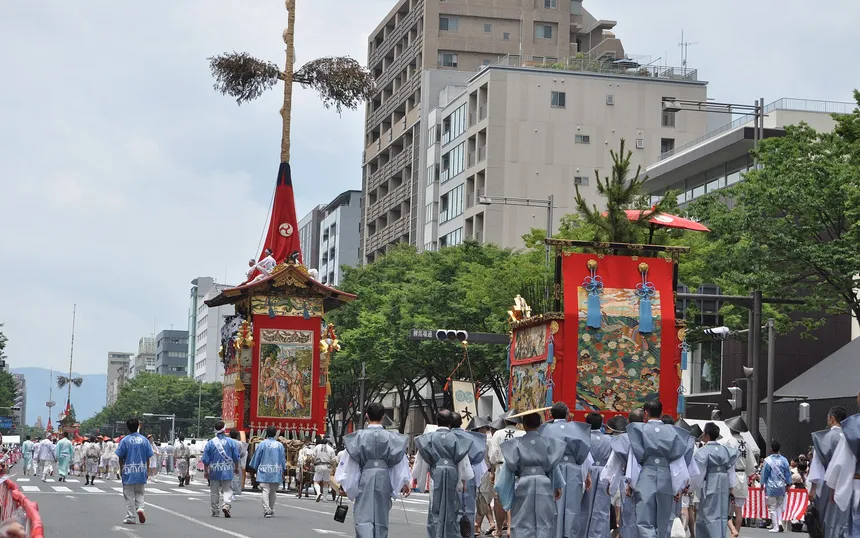 Floats and their pulling teams on Oike street during the procession of 17 July