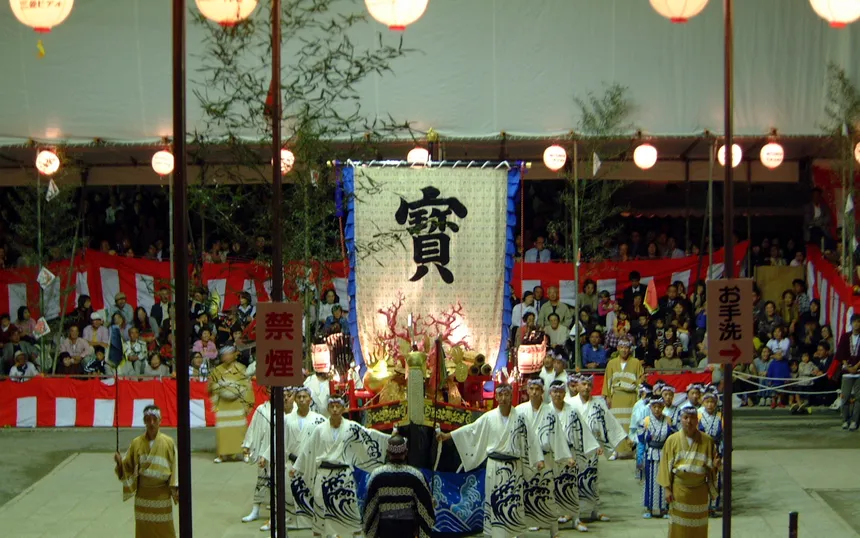 A dance on the Suwa Shrine stage at Nagasaki Kunchi