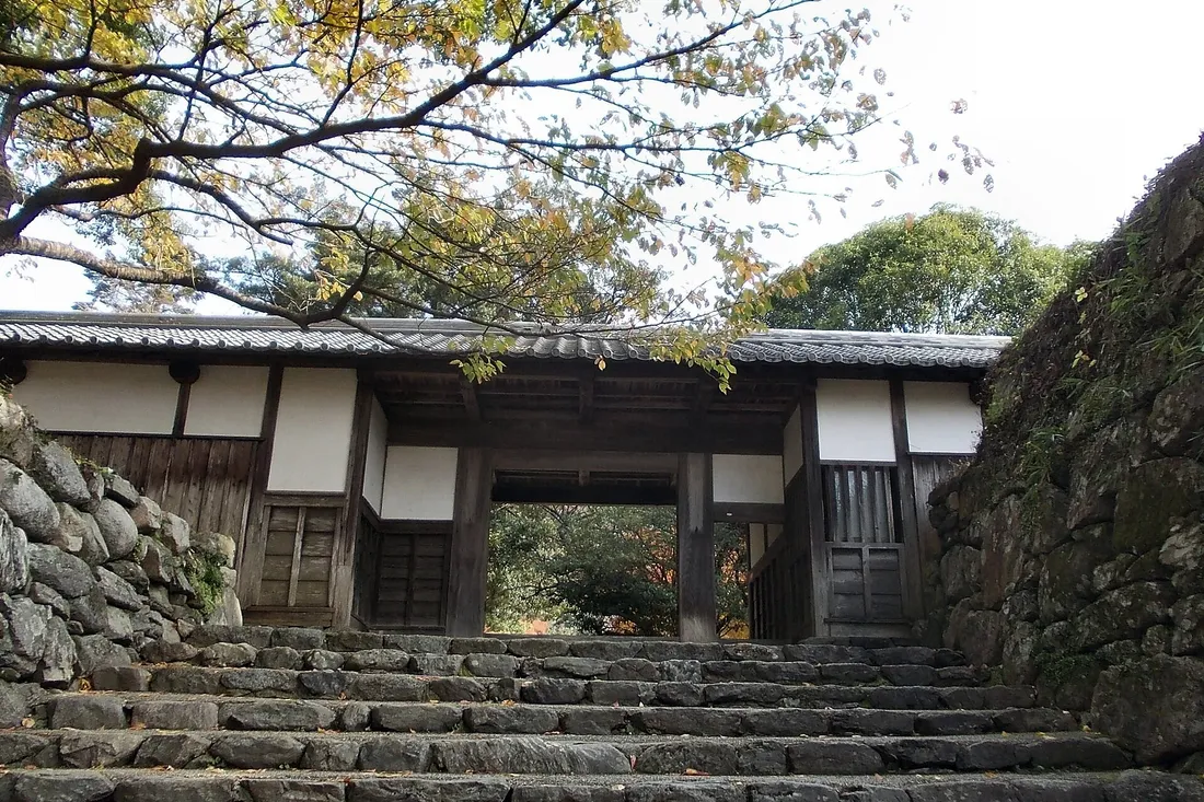 The Nagayamon gate of Akizuki Castle on its stone steps in late November